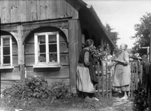 Lausitz? Zwei Frauen an einemUmgebindehaus