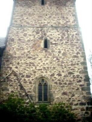 Evangelische Kirche - Kirchturm (spätromanisch-13 Jhd) von Süden mit Schlitzscharten und gotisch erneuertem Fenster im Turmchor