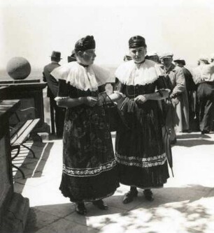 Schaumburg-Lippe. Frauen in Tracht mit typischer Frisur