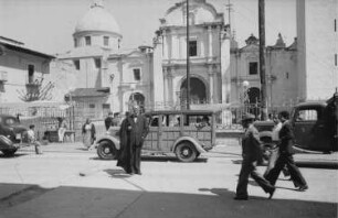 Reisefotos. Straßenbild mit Kirche (vielleicht in Mexiko)