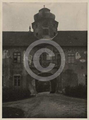 Portal und Durchfahrt am Unterschloss Oberglogau