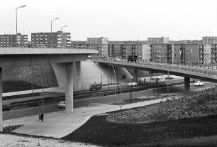 Berlin: Stadtautobahn; Rampen; Hintergrund Hertz-Siedlung