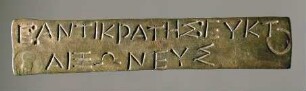 Attisches Richtertäfelchen, sog. Heliastentäfelchen, mit griechischer Inschrift E:ANTIKPATHΣ:EYKT / ΑΙΞΩΝΕΥΣ