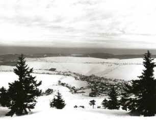 Oberwiesenthal. Gesamtansicht vom Eckbauer (von Nordwesten) mit Böhmisch Wiesenthal (Loučná pod Klínovcem) gegen Stolzenhain (Haj) und Kamm mit Hohem Hau. Winteraufnahme