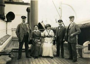 Gruppenbildnis an Bord des Passagierdampfers Victoria Luise : Bordaufnahmen. Gruppenbildnis an Bord des Passagierdampfers Victoria Luise