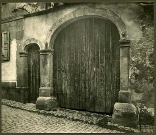 Haus 65, Tor mit Schlußstein, 1812