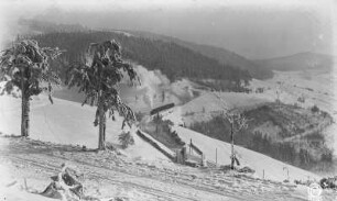 Erzgebirge. Mikulov (Niklasberg). Kammstraße und Kleinbahn bei Niklasberg