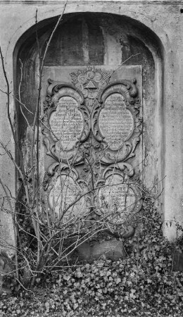 Grabstein auf dem Friedhof in Brockwitz : Brockwitz. Friedhof, Grabsteinplatte im Nischenportal der Dorfkirche?