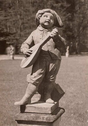 Schule Balthasar Permoser: Putto mit Mandola. Sandstein; H. ca. 80 cm. Nach 1720. Oberlichtenau, Schlosspark