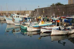 Antibes - Fischerhafen und Festung : Fischerboote im Hafen von Antibes, Festungsmauer dahinter, aufgenommen im April 2006