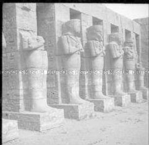 Zerstörte Statuen in der Tempelanlage von Theben, Ägypten