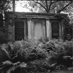 Wandgrabmal der Familie W. Süring. Sandstein, Gabbroplatten, nach 1895. Dresden-Friedrichstadt, Neuer (Äußerer) Friedrichstädter Friedhof