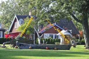 Nida (Nidden) - Farbiges Holzhaus mit Boot : Die historischen Fischerhäuser auf der Kurischen Nehrung stehen zum großen Teil unter Denkmalschutz. Aufgenommen in Nida (Nidden) am 8. Oktober 2010