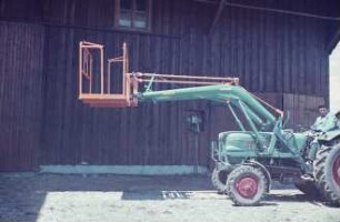 Fotografie: Traktor, Standardtraktor, Frontlader, Zubehör, Arbeitsplatz