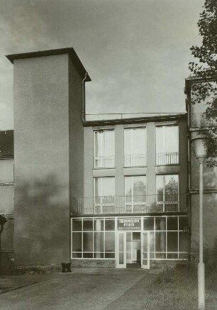 Dresden-Trachau, Städtisches Krankenhaus Dresden-Neustadt (ehemals Güntzheim), Außenteilansicht, Haupteingang zur Chirurgischen Klinik