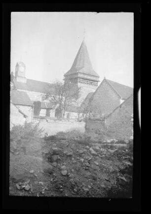 Marchais (=Marchais (Aisne)?, Dep. Aisne, Frankreich): "Kirche", im Vordergrund Geröll (Distanzaufnahme)