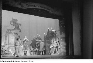 Szene des Theaterstücks "Peterchens Mondfahrt" im Theater der Jungen Welt