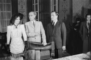 Szenenbilder aus der Komödie "Das verschlossene Haus" von Michael Harward am Schlossparktheater Berlin-Steglitz