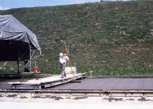 Einbau der Betonfahrbahndecke, Besenstrich