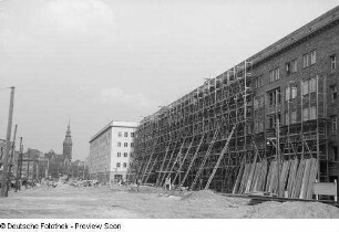 Blick auf die Baustelle Straße der III. Weltfestspiele (heute: Ranstädter Steinweg)