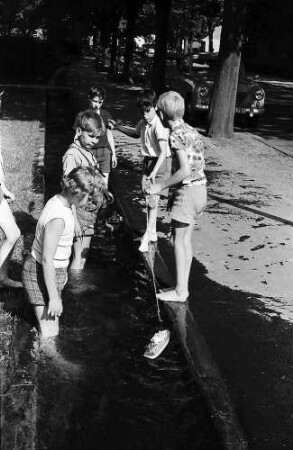 Freiburg: Kinder spielen im Bächle