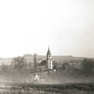 Wilsdruff-Herzogswalde. Ortsteilansicht. Blick von Nordwesten mit Ev. Pfarrkirche und Galgenberg