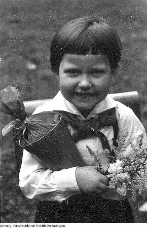 Schule, u.a. Dresden, Zirkusstraße, 2. Polytechnische Oberschule (ab 1972: 2. POS Herbert Bochow), Einweihung u.a. in Anwesenheit von Lea Grundig - Einschulung - 1. Oberschule (ab 1967: 1. POS Dr. Kurt Fischer) und 28. POS Otto Buchwitz in Trachenberge: Tag des Lehrers - Schüler der 7. POS malen auf der Borsbergstraße - 39. POS Fritz Schulze, Autoübergabe durch eine Brigade - Schulalltag u.a. 4. Klassen, Pionierleiterin Evelyn Huß, etc., Mai - November 1960