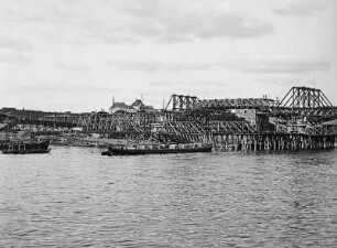 Carolabrücke : Dresden. Königin-Carola-Brücke im Bau. Schrägansicht gegen das Neustädter Elbufer.
