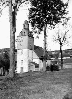 Schönfeld (Thermalbad Wiesenbad-Schönfeld). Ortsteilansicht mit Pfarrkirche