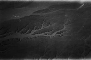 Bodenerosion : Aus der Vogelperspektive fotografierte Bodenerosion im Wüstensand.