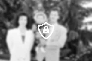 [Name maskiert] und [Name maskiert] Hochzeitsfoto mit Tochter [Name maskiert]