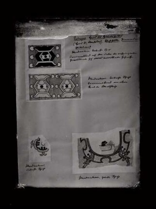 [Palenque, Palacio, Haus E., Westhalle. - Gemalte Borte auf dem schmalen Friese unterhalb der Gewölbeunterkante und auf einem Streifen gleicher Breite darunter. [und] Malerei der II. Reihe. [und] Rest einer Malerei auf einer der Stuckschichten unter der Hieroglyphenschicht. - (Nach Durchzeichnungen des Verfassers.)]
