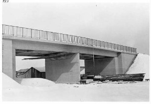 Überführung der Straße Plieningen - Bernhausen in km 194,048 In Richtung Ulm gesehen.