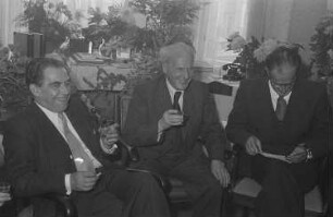 60. Geburtstag von Walter Maschke, Generalsekretär der Volksbühne Berlin : Hans Rodenberg (links) und Walter Maschke (Mitte) mit Friedrich Wolf