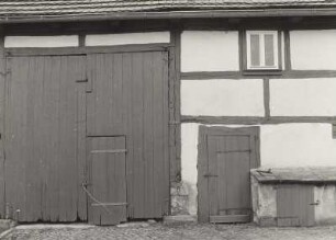 Mobschatz-Rennersdorf, Brabschützer Straße 1. Bauernhof (1. H. 19. Jh.). Scheune, Tor und Tür