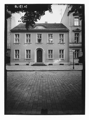 Potsdam, Hegelallee 42. Wohnhaus. Straßenfront