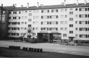 Freiburg; Stühlinger: Wohnhäuser des Bauvereins; Toreinfahrt Schenkstraße; von der Eschholzstraße