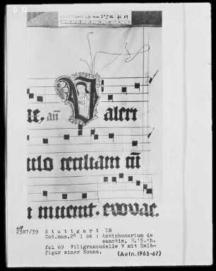 Antiphonarium de Sanctis (Dominikanerinnenhandschrift) — Initiale V (aleri) mit der Halbfigur einer Nonne, Folio 69recto
