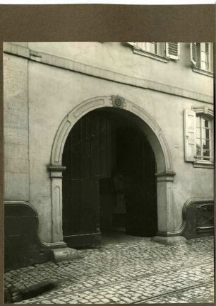 Hauptstr. 146, Tor mit Schlußstein 1776 und Rad