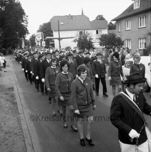 Volks- und Schützenfest: 50-jähriges Jubiläum: Schützenverein von Trittau und Umgebung e.V. sowie Kreisschützenverband Stormarn e.V.: Festumzug mit Schützenabteilungen durch Kirchenstraße / Poststraße