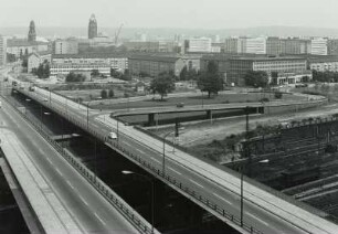 Dresden. Blick vom Studentenhochhaus Zwickauer Straße (Weiskopfstraße 2) nach Nordosten über die Brücken über die Gleisanlagen westlich des Hauptbahnhofes auf den Verkehrszug "Kleine Plauensche Gasse" (Budapester Straße)