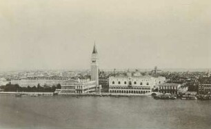 Venedig. Blick vom Glockenturm von San Giorgio Maggiore zum Dogenpalast. Daneben der Glockenturm von San Marco