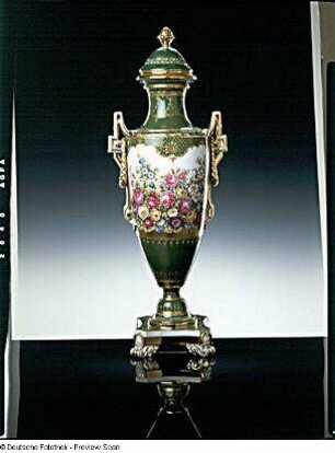 Doppelhenkelvase mit Deckel