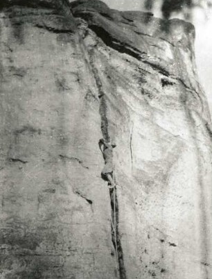 Sächsische Schweiz. Affensteine, Frienstein. Seilschaft Karlheinz Gonda, G. Junghans u. G. Straube im Südost-(Wießner)-Riß (VIIc)