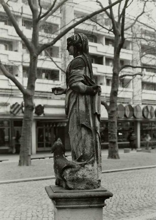 Stehende weibliche Figur mit Hund