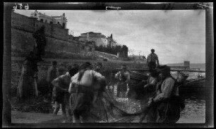 Fischerboote am Ufer [Aiwalyk (= Ayvalýk, Prov. Balýkesir, Türkei)]