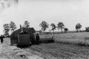 Mähdrescher mit angehängtem Kornsammelwagen
