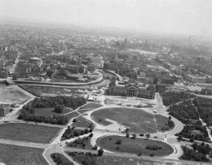 Luftaufnahme, Blick von Westen auf das Reichstagsgebäude. Berlin-Tiergarten, Platz der Republik