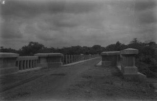 Brücke : Eine 1935 errichtete Brücke über den Maya Boki.