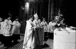 Freiburg: Münster, Weihbischof Kirchgässner bei der heilige Messe am Altar
